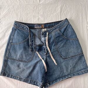 Old Navy Jean shorts. Size 8. Sits just below waist.